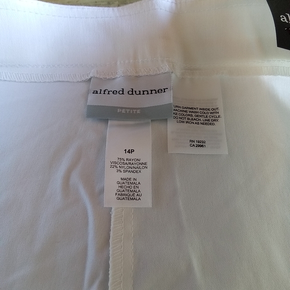 Alfred Dunner Slimming waistband Modern fit  Short Size 14P Color White - Picture 5 of 5